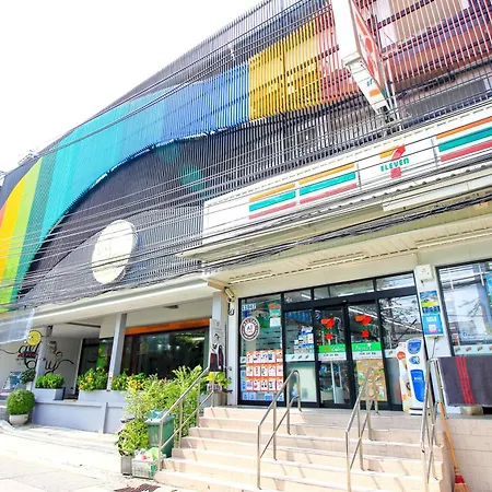 Oyo426全天青年旅馆-素坤逸酒店
